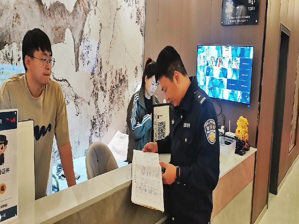民警正在仔细核对旅客入住登记信息.jpg
