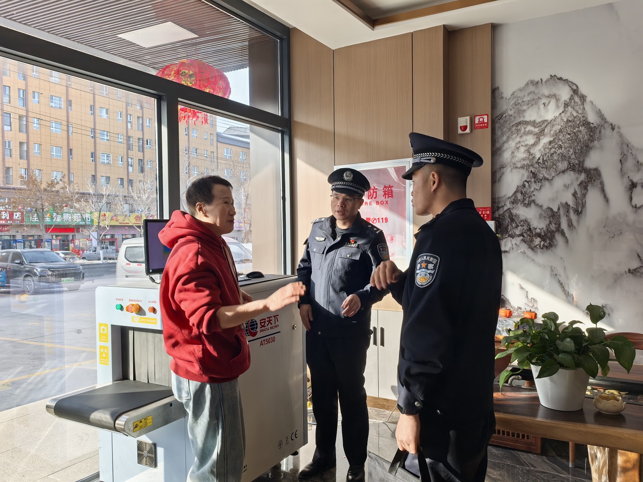 民警正在检查旅馆安防设施.jpg
