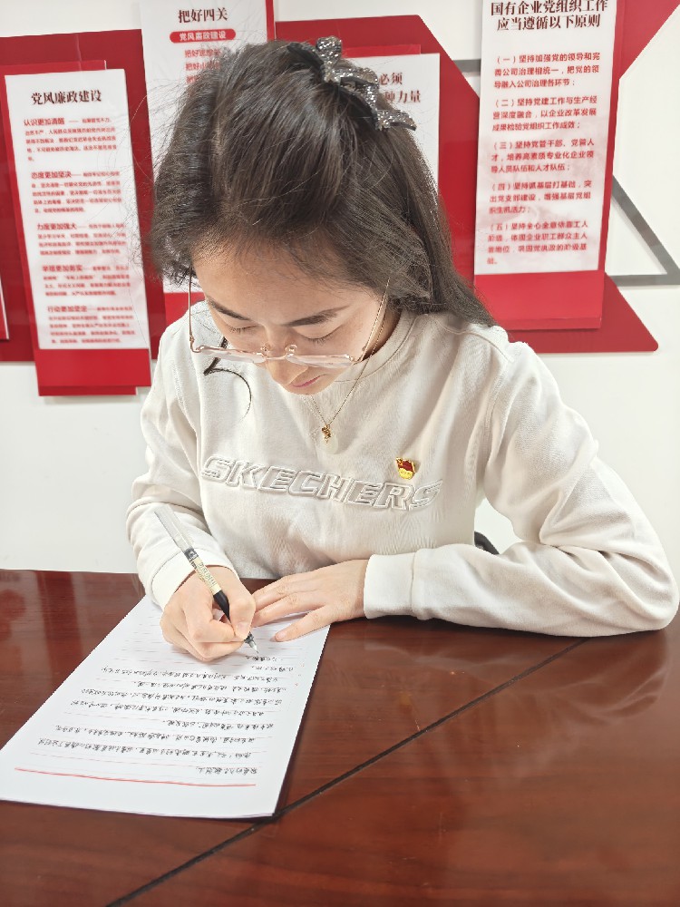 图说2:事业部综合办公室主任刘双给心中英烈写一封信(芦福祥摄).jpg