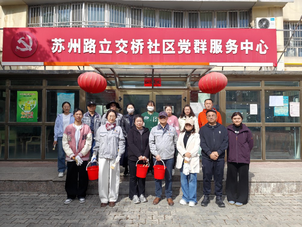图为第五事业部职工与社区干部刷树合影.jpg