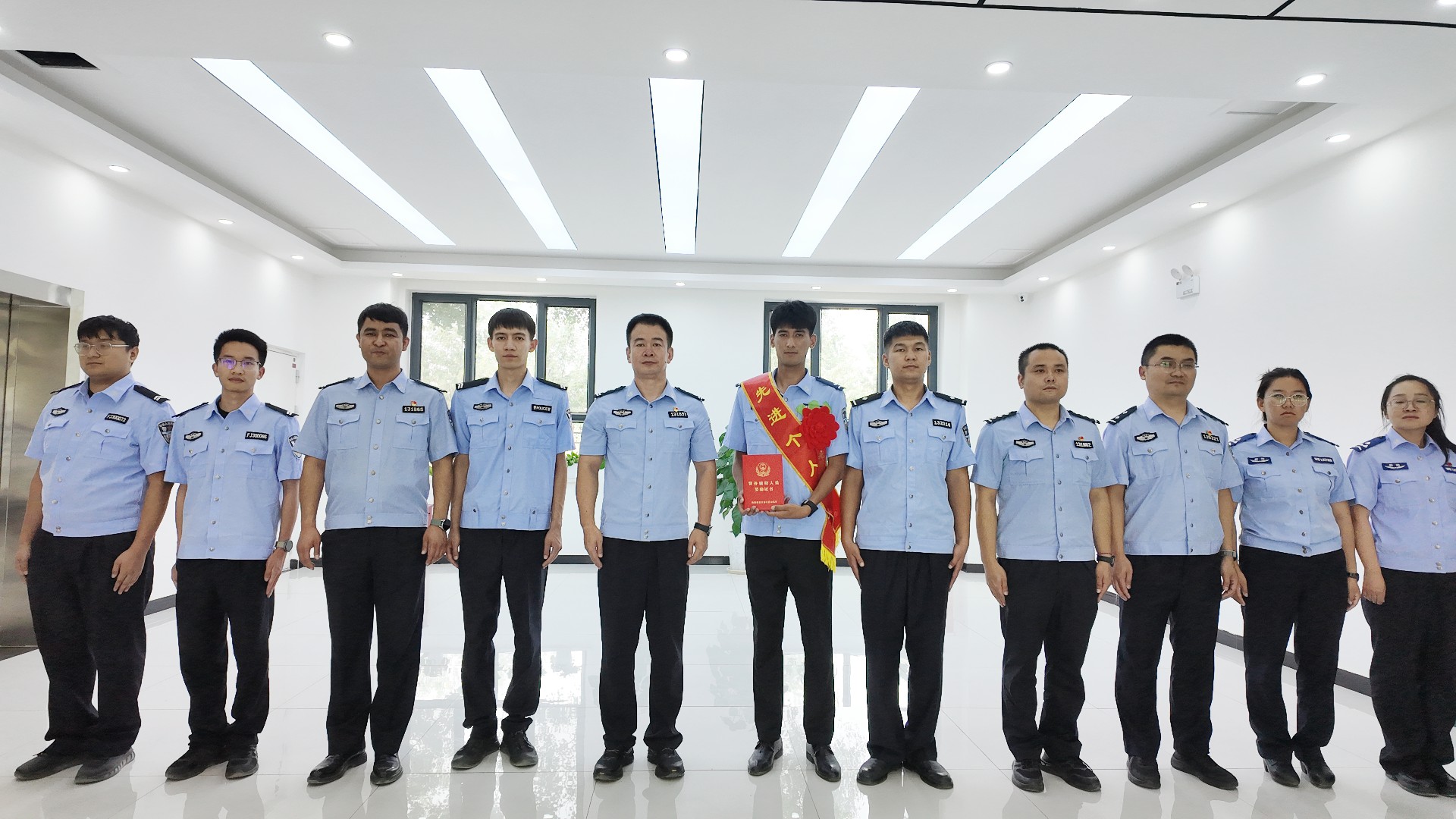 6月10日,局党委委员、副局长杨鹏为获得“民警嘉奖”的伊力哈木·艾合买提颁发荣誉证书.jpg