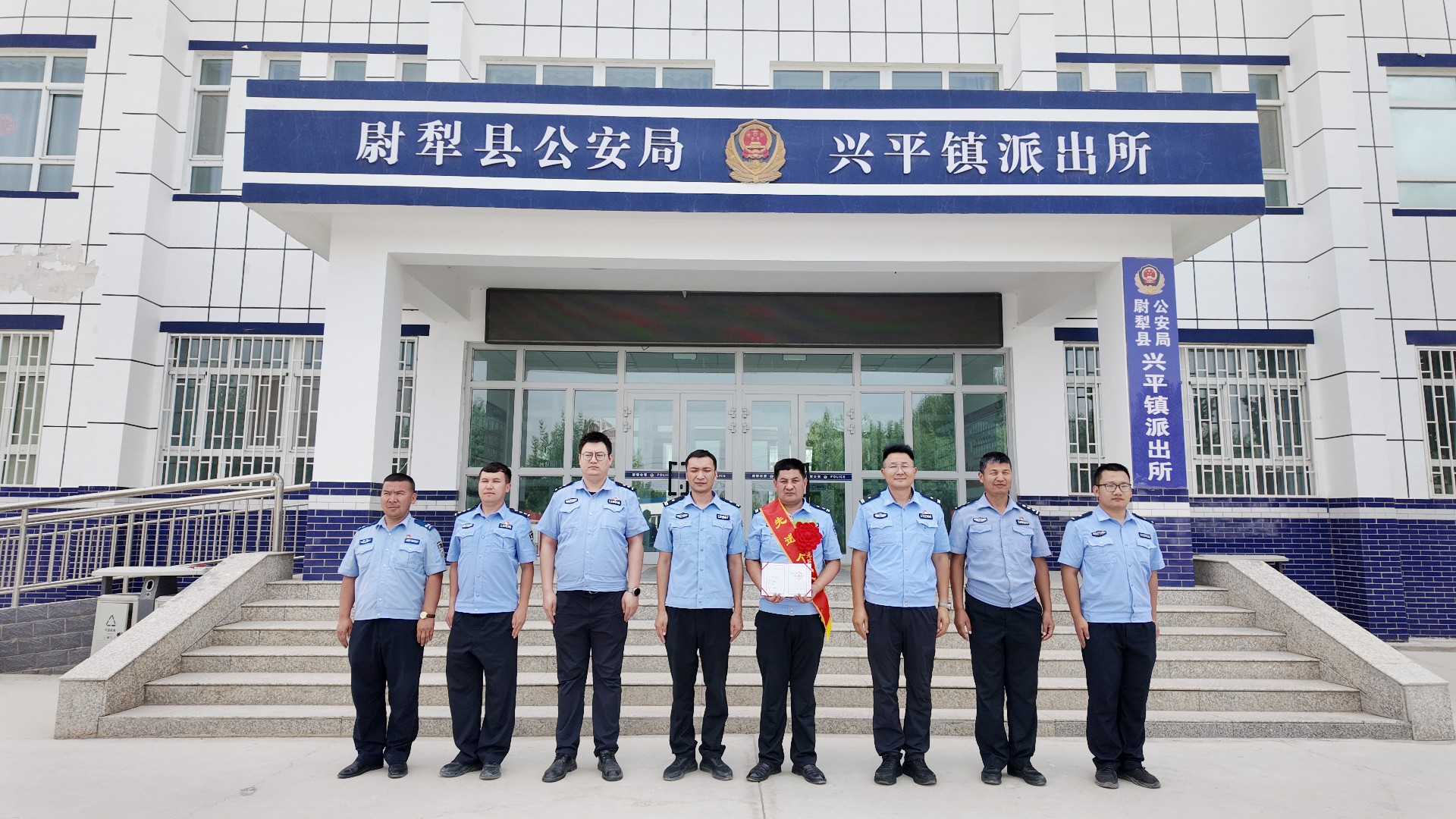 6月10日,局党委委员刘虎为荣获“辅警三级嘉奖”的阿地里江·阿不都外力颁发荣誉证书.jpg